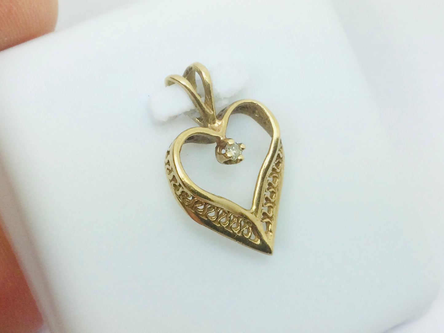 10k Yellow Gold Round Cut 1.5pt Diamond Heart Pendent