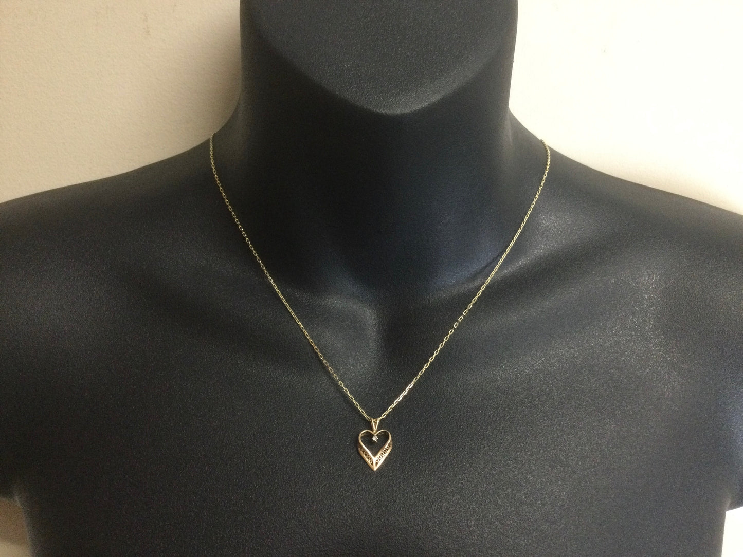 10k Yellow Gold Round Cut 1.5pt Diamond Heart Pendent