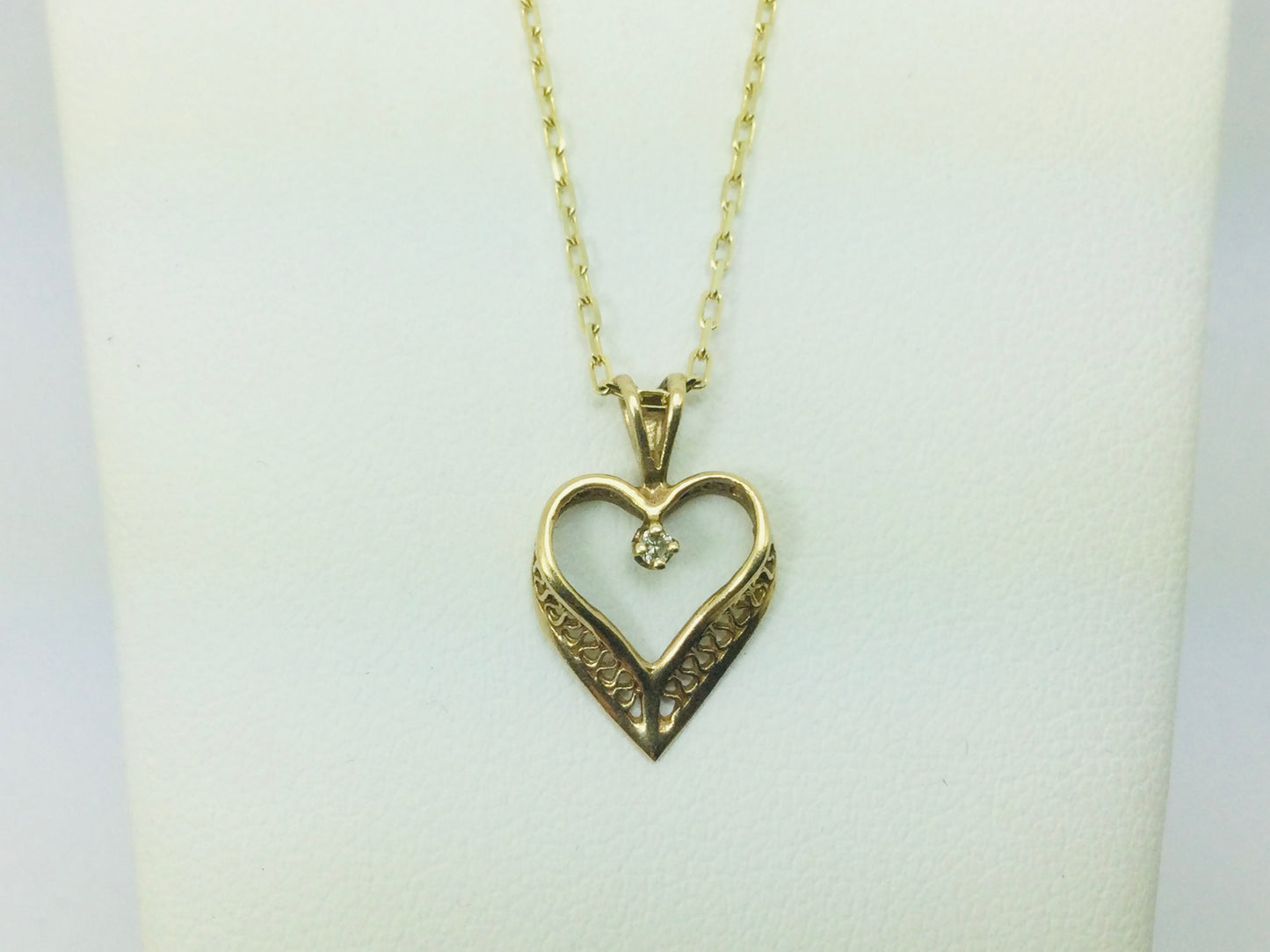 10k Yellow Gold Round Cut 1.5pt Diamond Heart Pendent