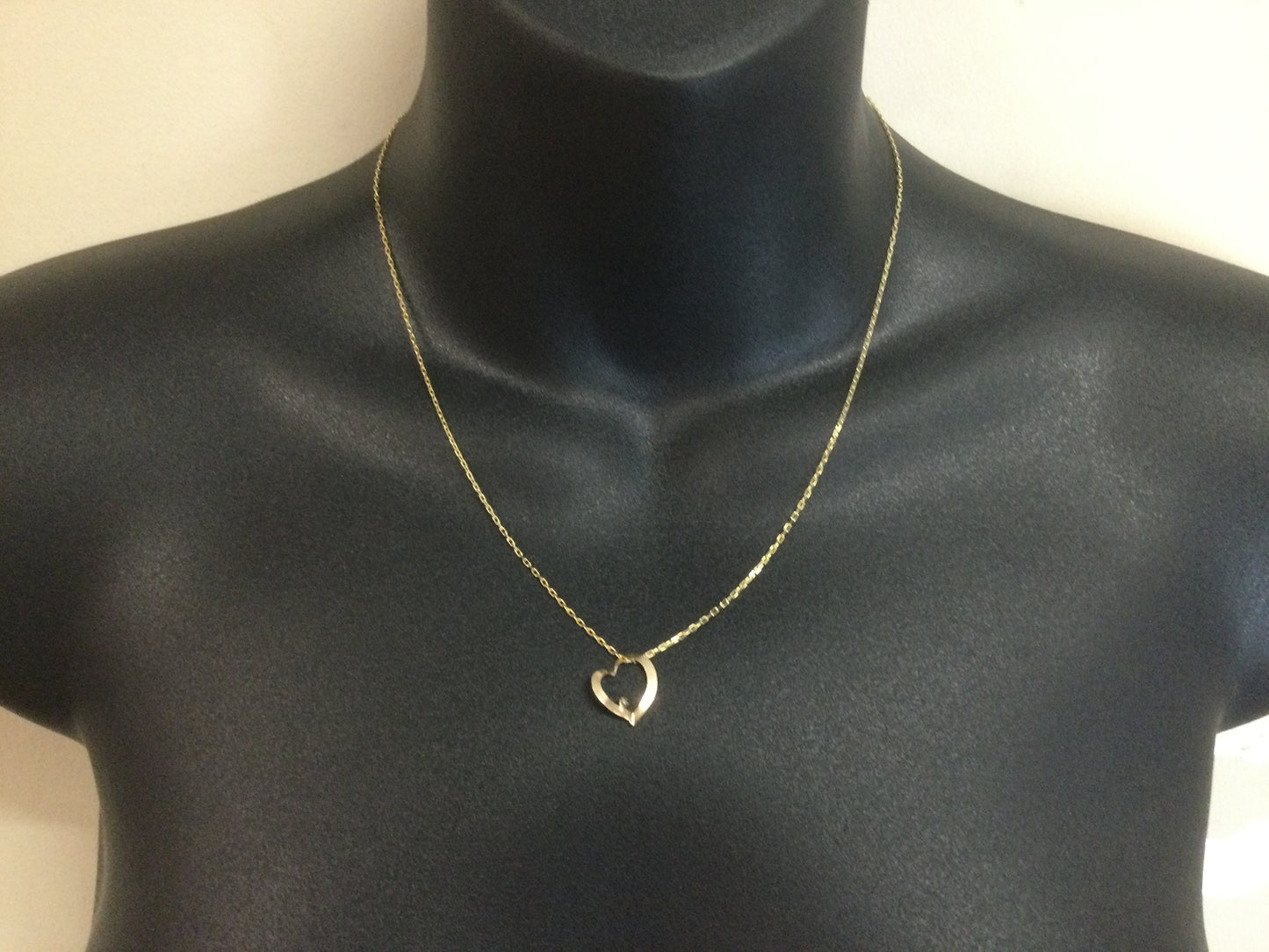 10k Yellow Gold Round Cut 1pt Diamond Heart Pendent