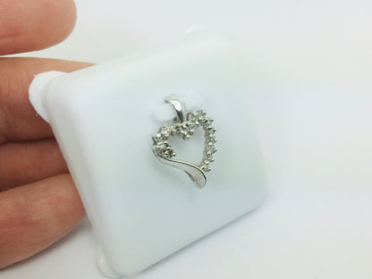 10k White Gold Round Cut 15pt Diamond Heart Pendent