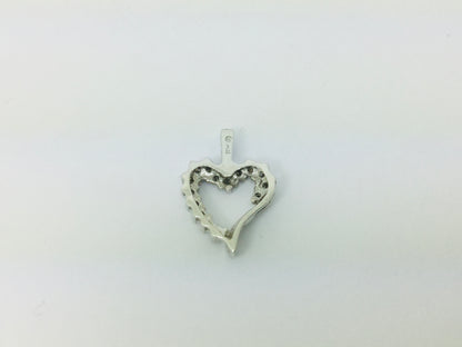 10k White Gold Round Cut 15pt Diamond Heart Pendent