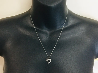 10k White Gold Round Cut 15pt Diamond Heart Pendent