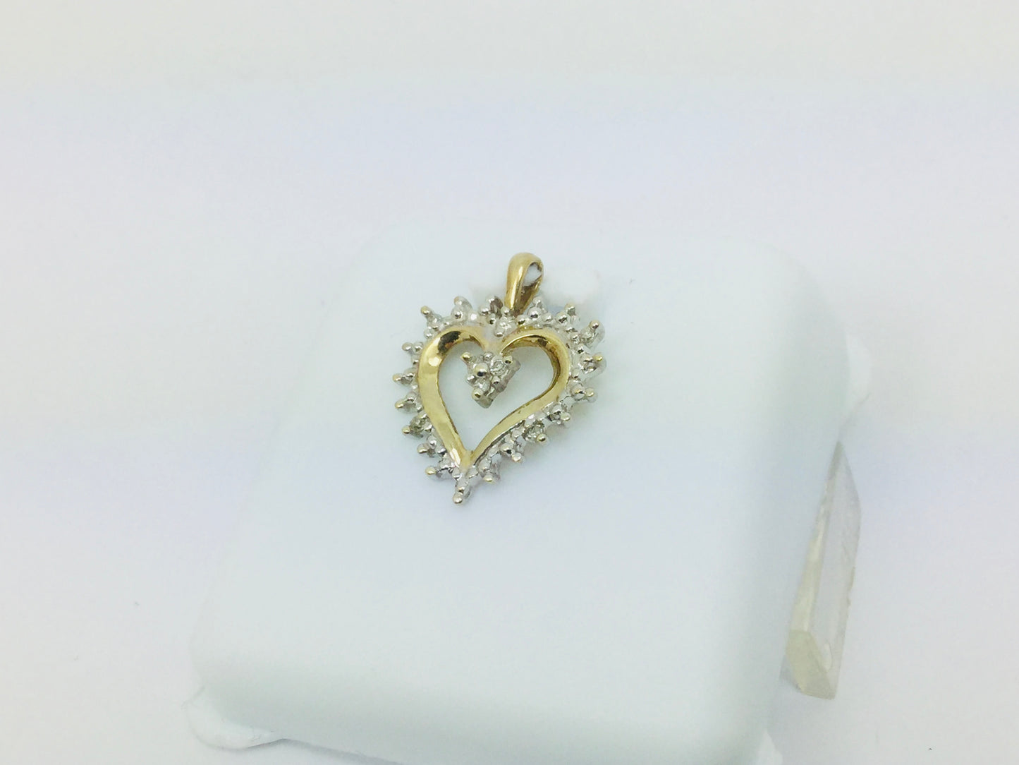 10k Yellow Gold Round Cut 7pt Diamond Heart Pendent