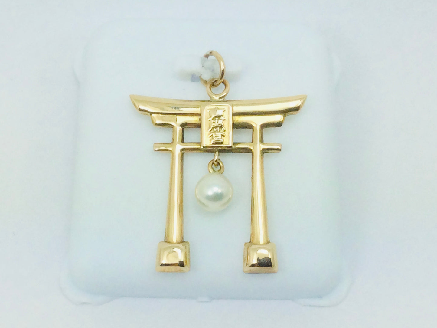14k Yellow Gold Pearl Temple Pendent