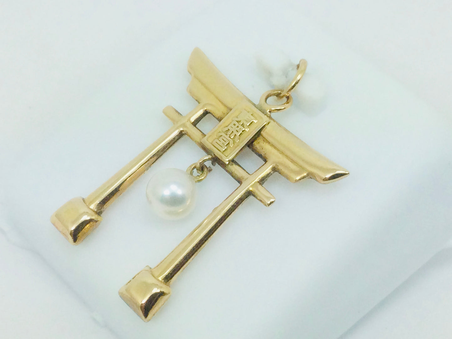 14k Yellow Gold Pearl Temple Pendent