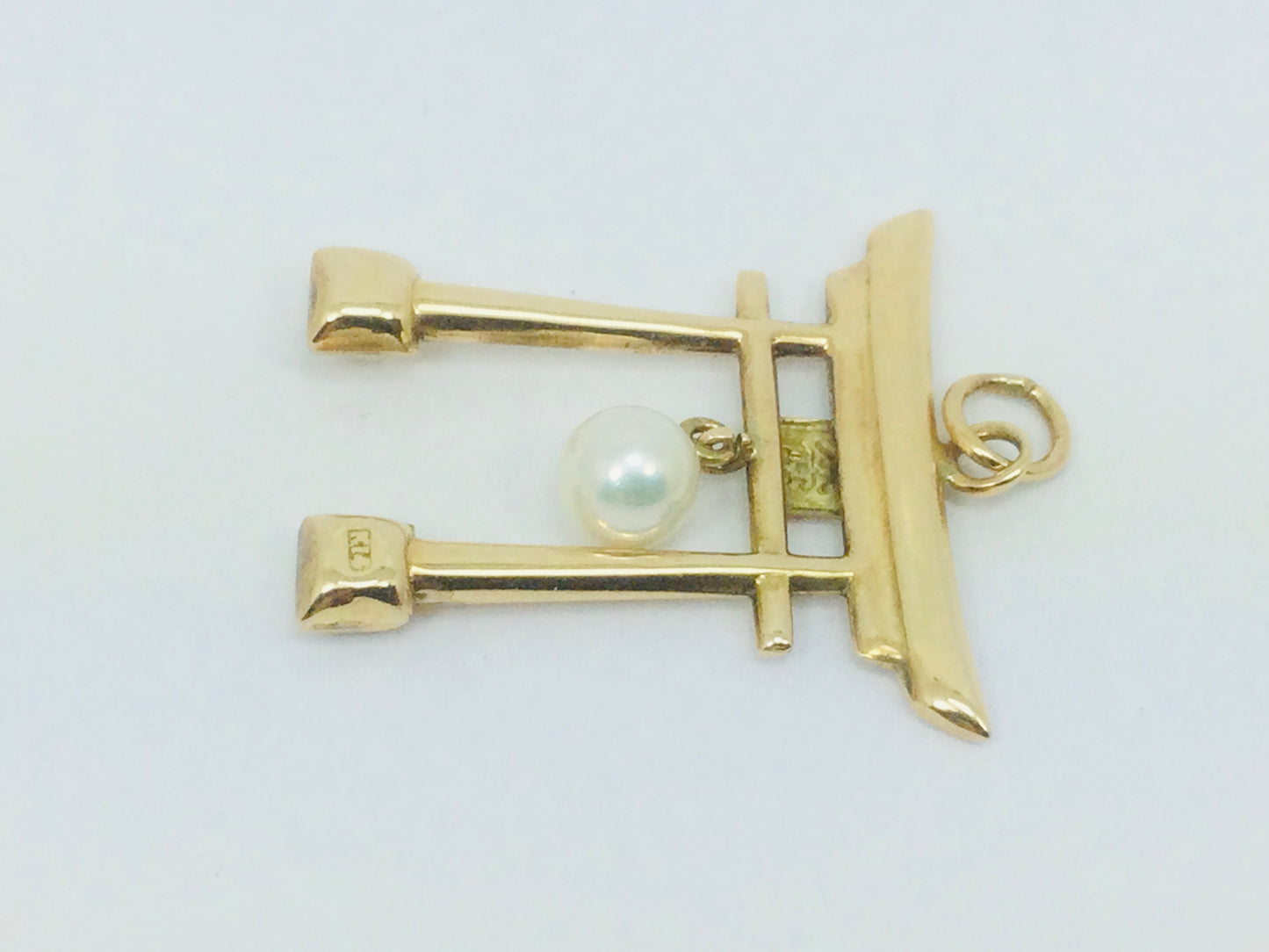 14k Yellow Gold Pearl Temple Pendent