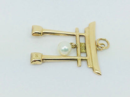 14k Yellow Gold Pearl Temple Pendent