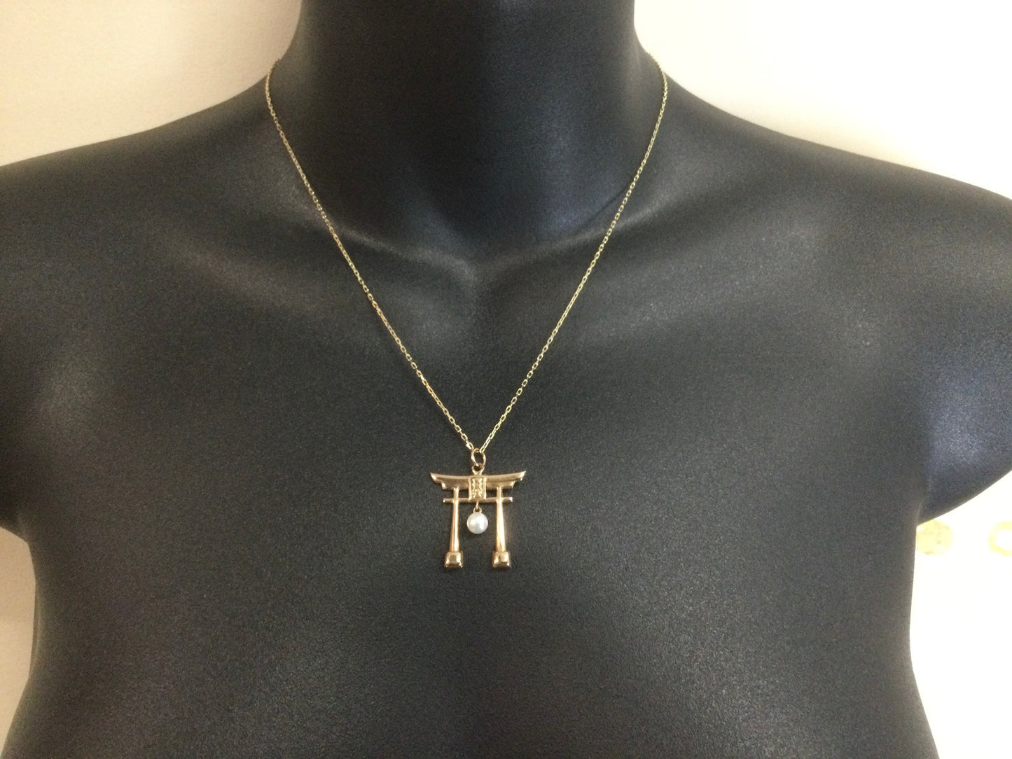 14k Yellow Gold Pearl Temple Pendent