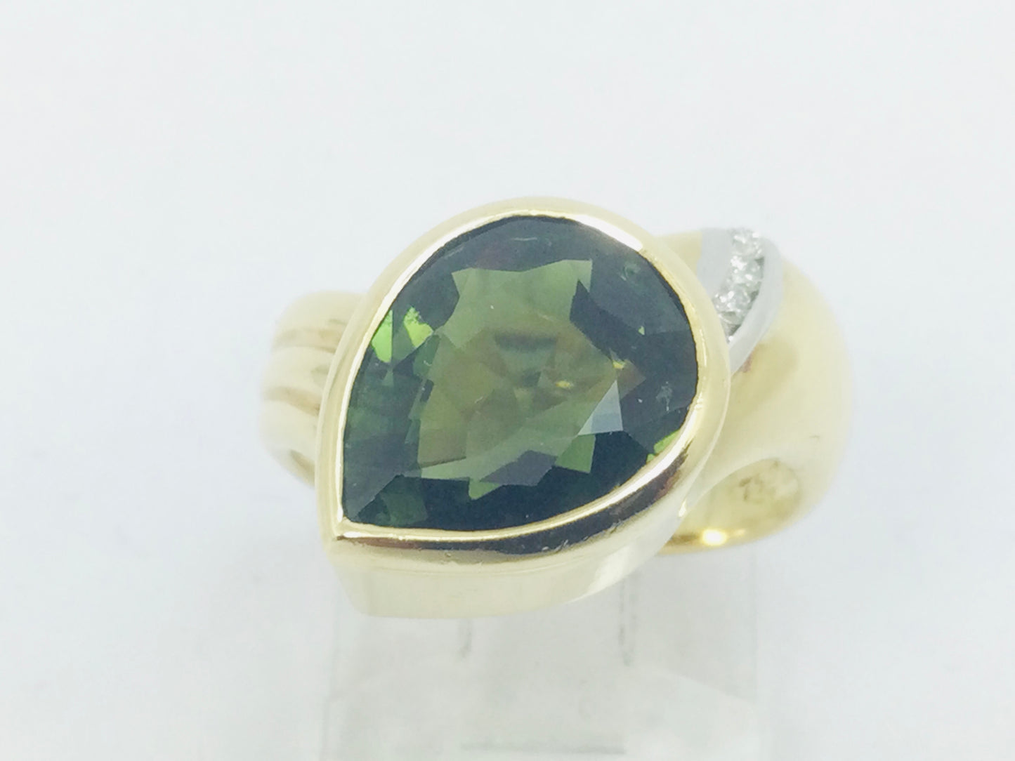 18k Yellow Gold Pear Cut 3ct Peridot August Birthstone & 6pt Diamond Accent Ring