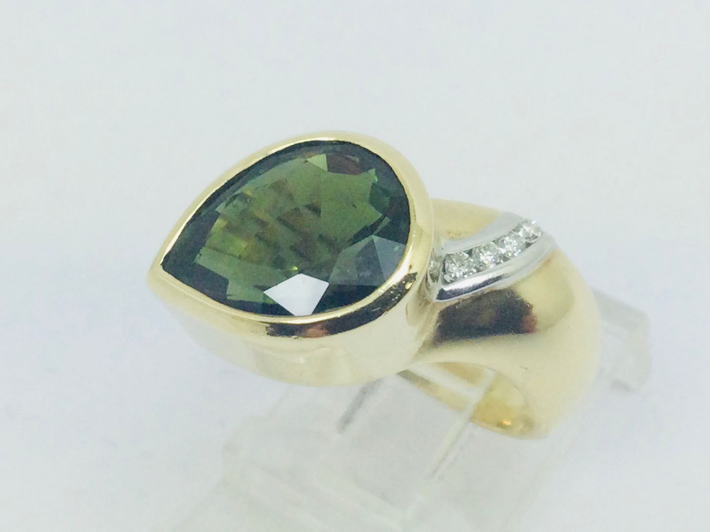18k Yellow Gold Pear Cut 3ct Peridot August Birthstone & 6pt Diamond Accent Ring