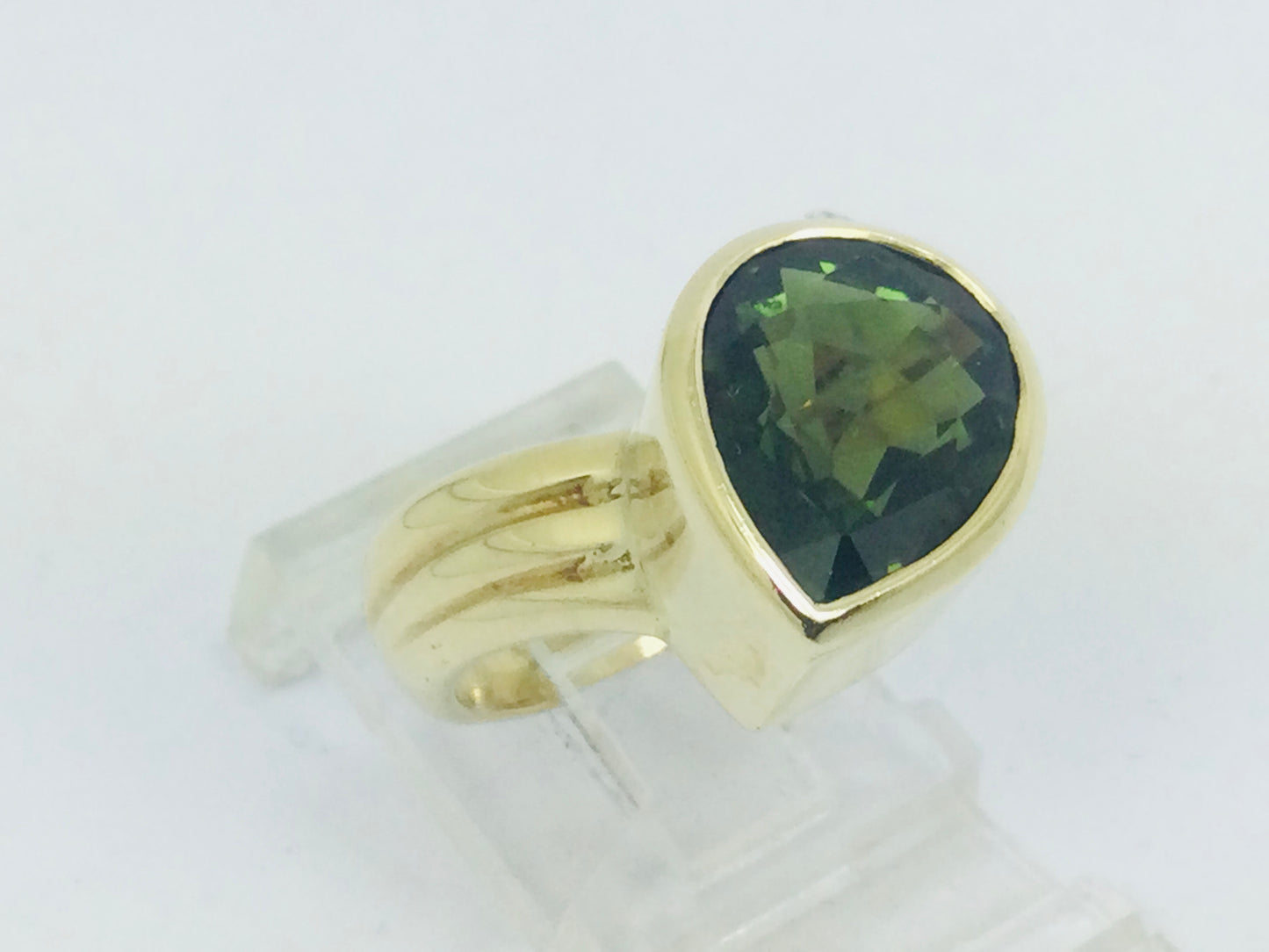 18k Yellow Gold Pear Cut 3ct Peridot August Birthstone & 6pt Diamond Accent Ring