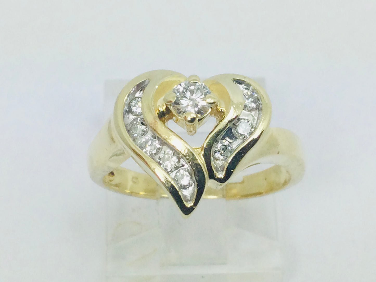 14k Yellow Gold 27pt Round Cut Diamond Heart Ring