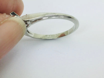 18k White Gold Round Cut 15pt Diamond Solitaire Ring