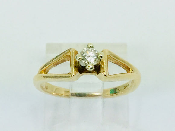 14k Yellow Gold Round Cut 14pt Diamond Ring