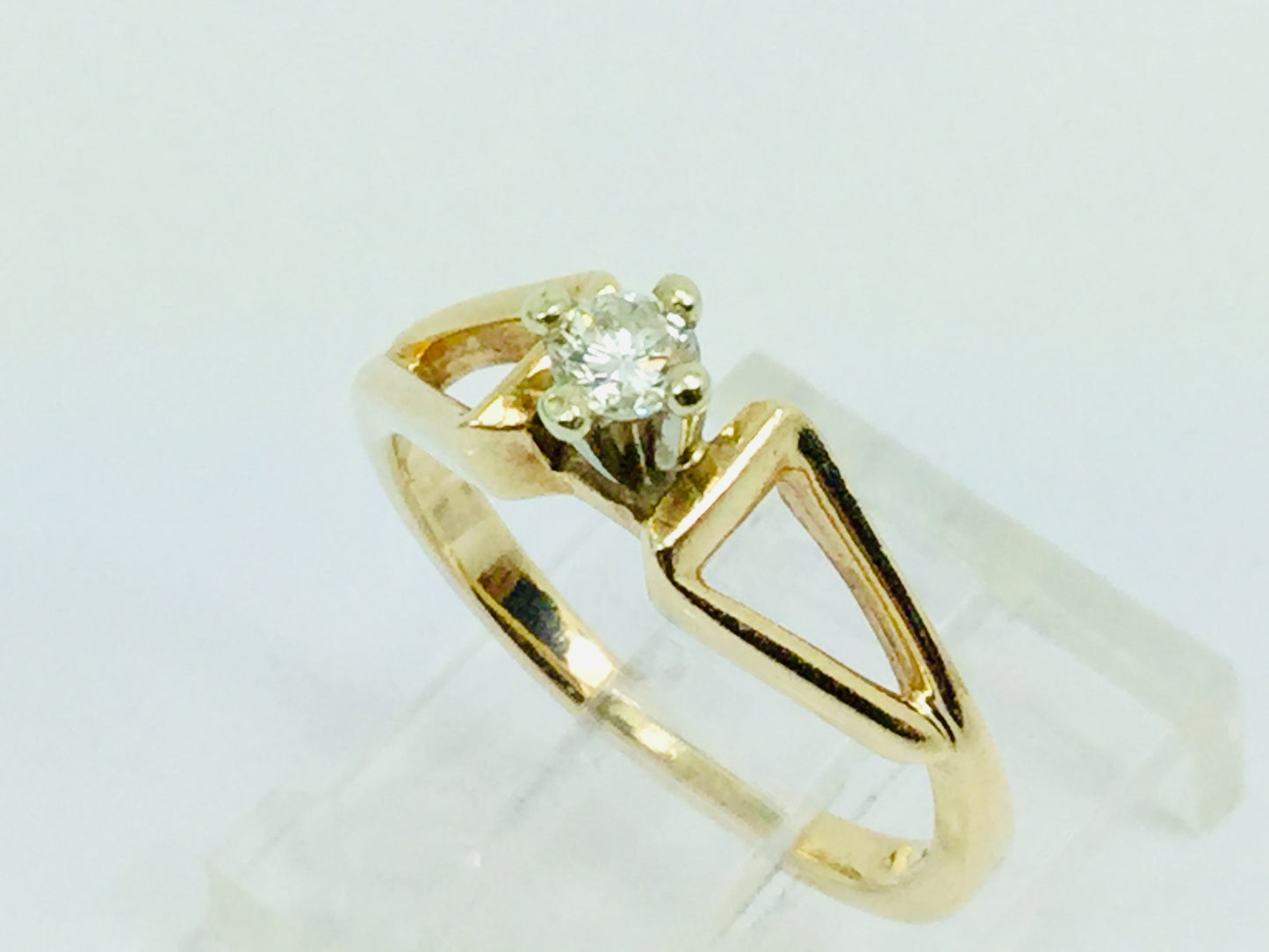 14k Yellow Gold Round Cut 14pt Diamond Ring